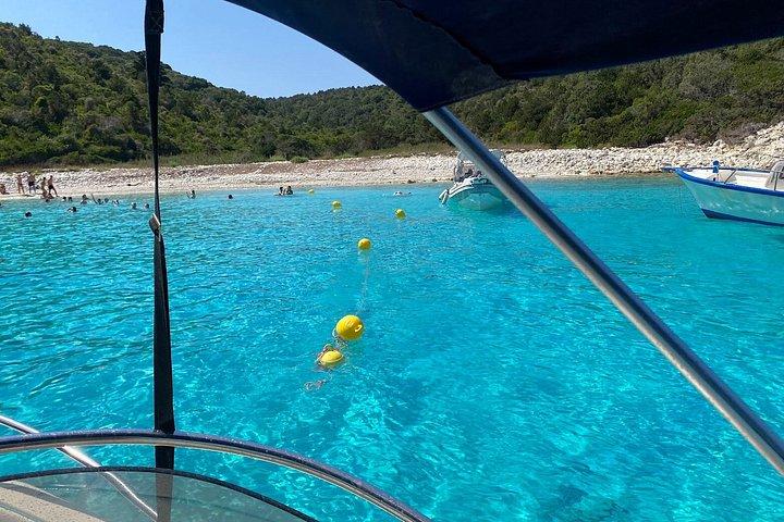 スキッパー付き北東コルフ島プライベートボートクルーズ