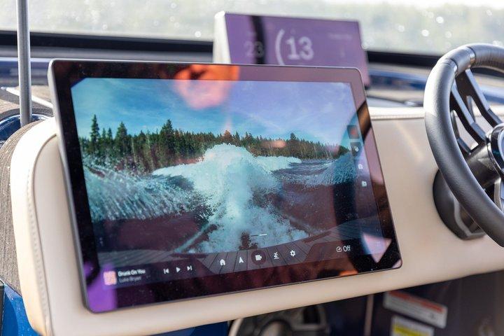 サウスレイクタホの25フィートプライベート完全電動ボートチャーター