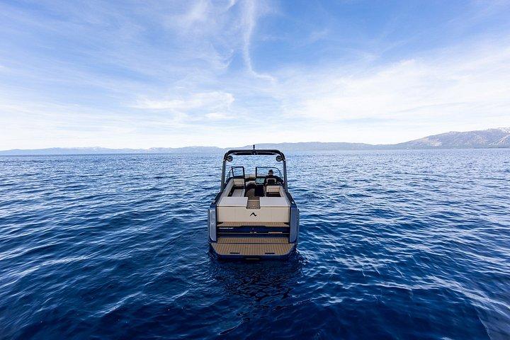 サウスレイクタホの25フィートプライベート完全電動ボートチャーター