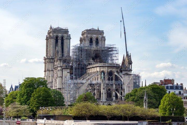 歴史的なパリ・ノートルダムとシテ島散策ツアー