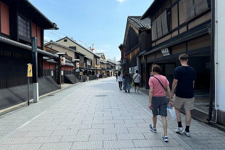 京都 : 少人数祇園芸者地区散策ツアー