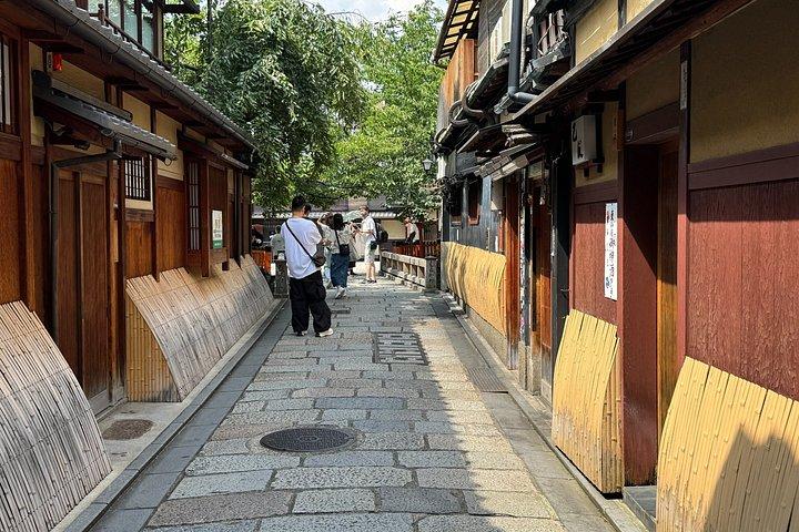 京都 : 少人数祇園芸者地区散策ツアー