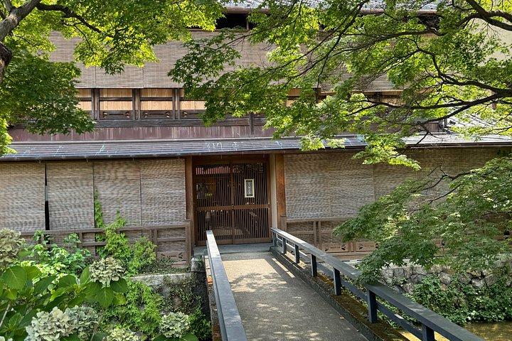 京都 : 少人数祇園芸者地区散策ツアー