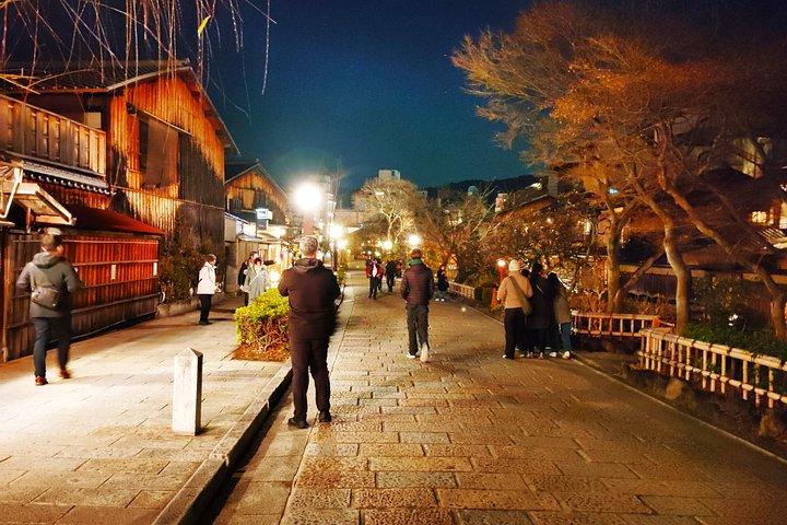 京都 : 少人数祇園芸者地区散策ツアー