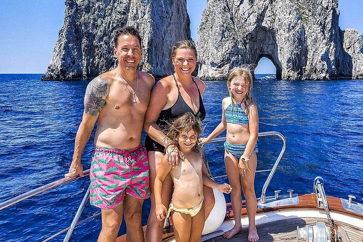 Tour privato in barca a Capri: esplora grotte e nuota