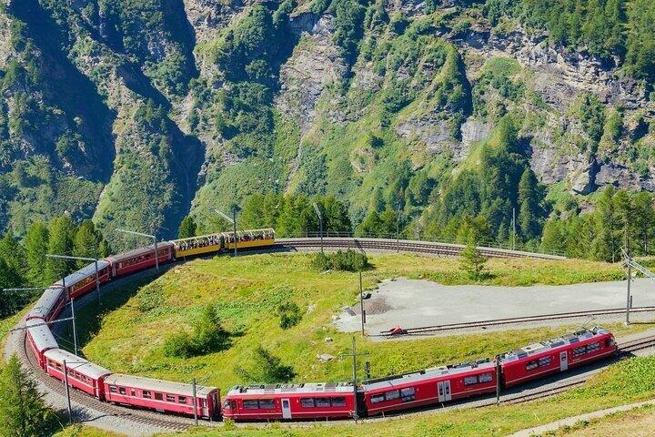 Treno panoramico intimo per piccoli gruppi Bernina UNESCO sulle Alpi svizzere