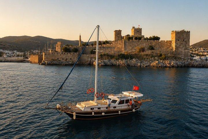 Experiencia en barco privado en la costa de Bodrum con esnórquel y calas