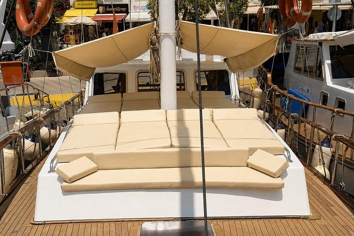 シュノーケリングと入り江のあるボドルム海岸でのプライベートボート体験