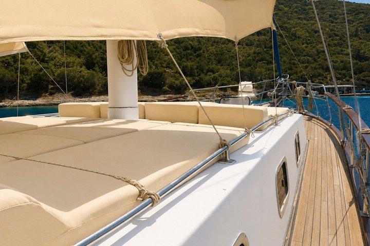 Experiencia en barco privado en la costa de Bodrum con esnórquel y calas