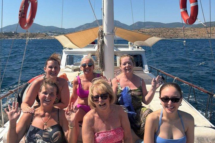 Experiencia en barco privado en la costa de Bodrum con esnórquel y calas