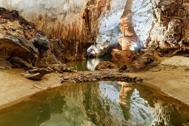 Halve dag reis naar Phong Nha Cave door Dragon Boat