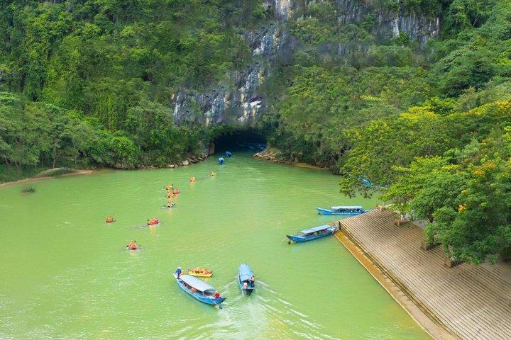 ドラゴンボートでのフォンニャ洞窟半日の旅