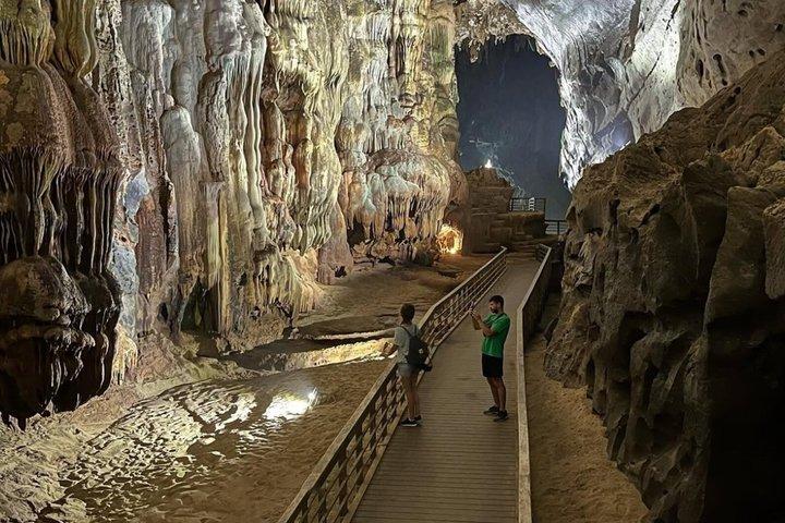 ドラゴンボートでのフォンニャ洞窟半日の旅