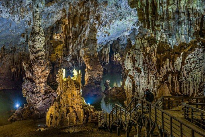 ドラゴンボートでのフォンニャ洞窟半日の旅