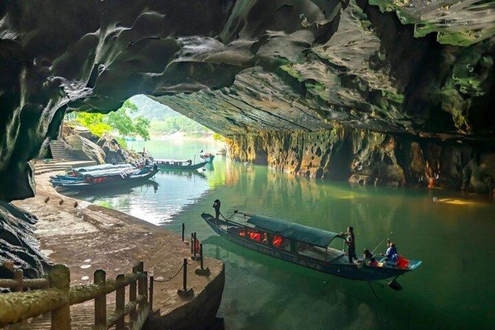 ドラゴンボートでのフォンニャ洞窟半日の旅