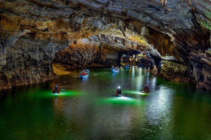 ドラゴンボートでのフォンニャ洞窟半日の旅