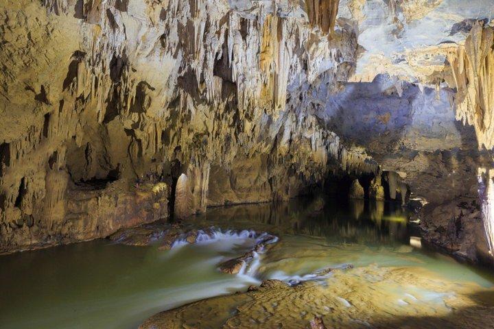 ドラゴンボートでのフォンニャ洞窟半日の旅