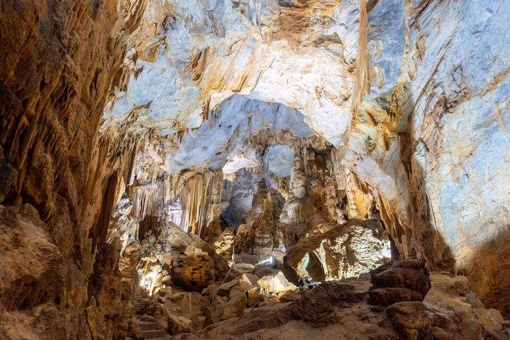 ドラゴンボートでのフォンニャ洞窟半日の旅