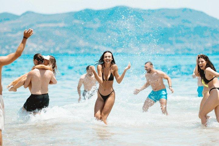 Athens : DJと泳ぐ日帰りクルーズ、ランチ＆ドリンク付き。