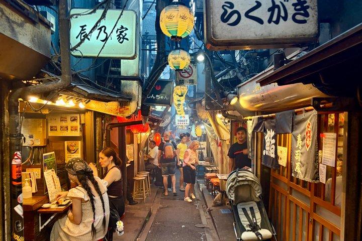 Visite privée de Shinjuku Night Walking : Kabukicho & Golden Gai
