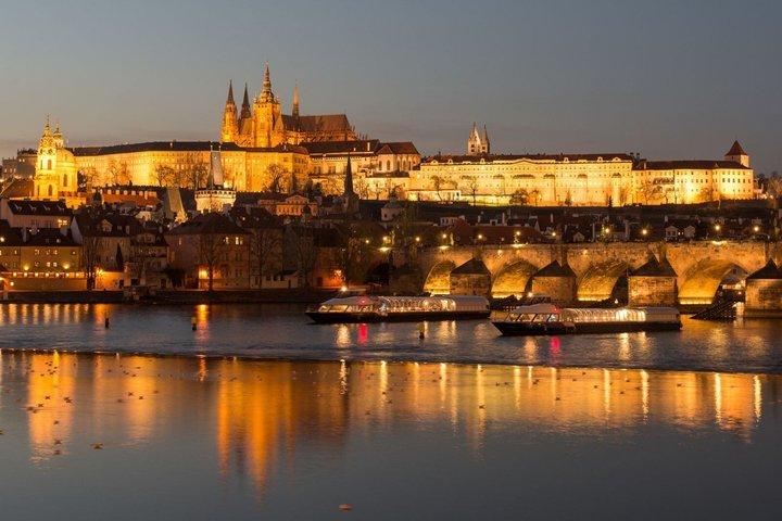 Cena di cristallo di Praga : 3 ore - Crociera panoramica in barca di vetro