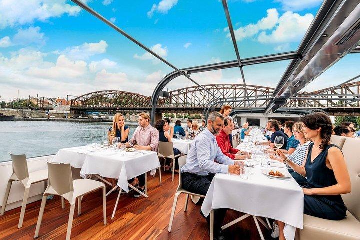 Praga Glass Boat Lunch Cruise com vistas panorâmicas (2 horas)
