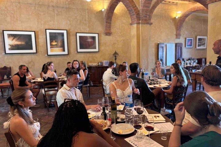 Weinprobe in kleiner Gruppe in der Toskana