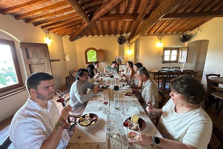 Weinprobe in kleiner Gruppe in der Toskana