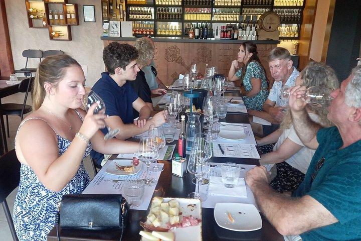 Weinprobe in kleiner Gruppe in der Toskana