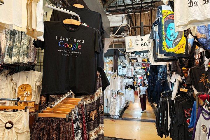 プロとチャトチャック市場でのバンコクヴィンテージ衣類狩り