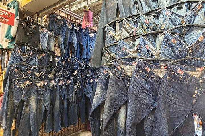 プロとチャトチャック市場でのバンコクヴィンテージ衣類狩り