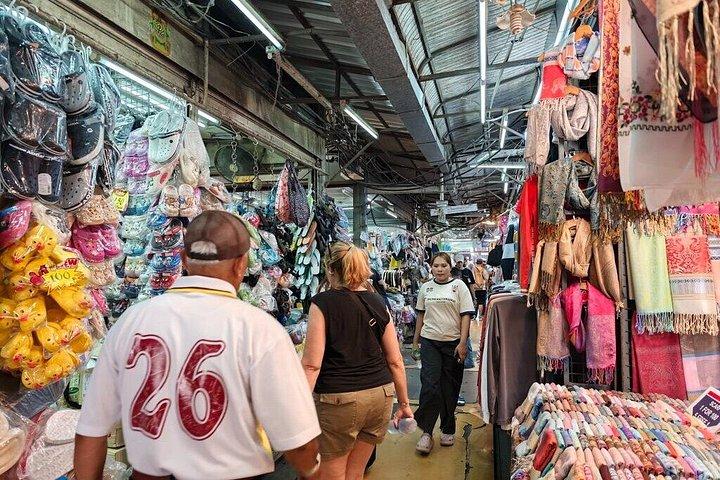 プロとチャトチャック市場でのバンコクヴィンテージ衣類狩り