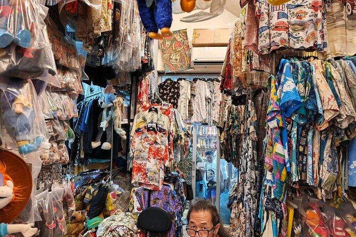 プロとチャトチャック市場でのバンコクヴィンテージ衣類狩り