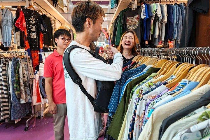 プロとチャトチャック市場でのバンコクヴィンテージ衣類狩り