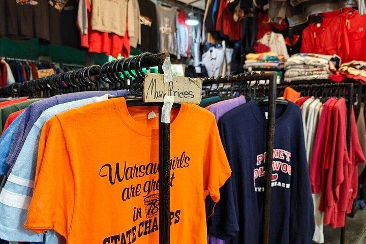 プロとチャトチャック市場でのバンコクヴィンテージ衣類狩り