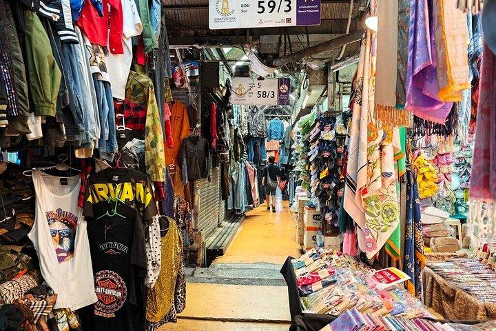 プロとチャトチャック市場でのバンコクヴィンテージ衣類狩り