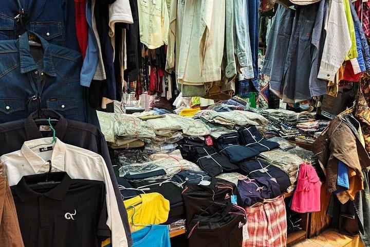 プロとチャトチャック市場でのバンコクヴィンテージ衣類狩り