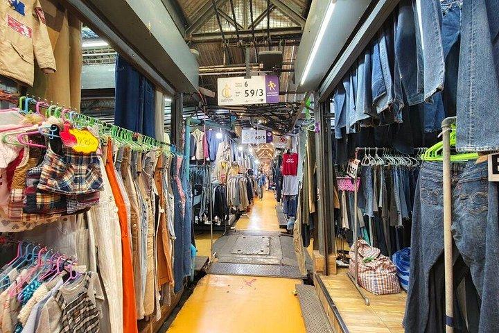 プロとチャトチャック市場でのバンコクヴィンテージ衣類狩り
