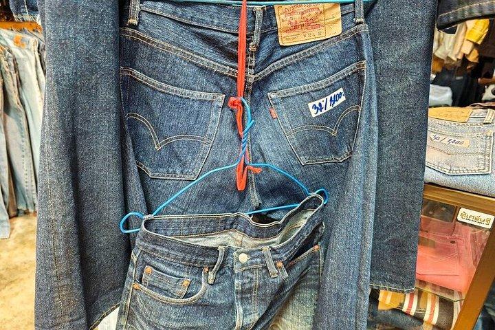 プロとチャトチャック市場でのバンコクヴィンテージ衣類狩り