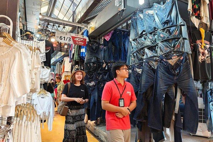 プロとチャトチャック市場でのバンコクヴィンテージ衣類狩り