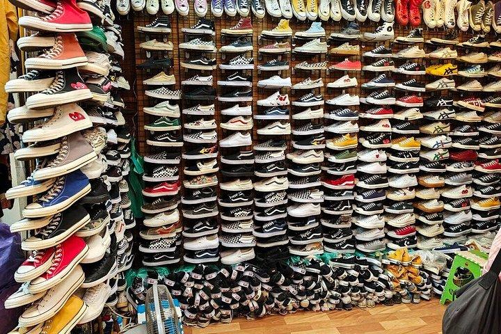 プロとチャトチャック市場でのバンコクヴィンテージ衣類狩り