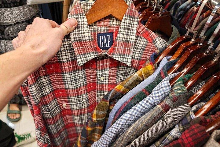 プロとチャトチャック市場でのバンコクヴィンテージ衣類狩り