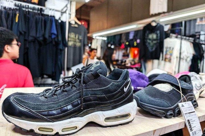 プロとチャトチャック市場でのバンコクヴィンテージ衣類狩り