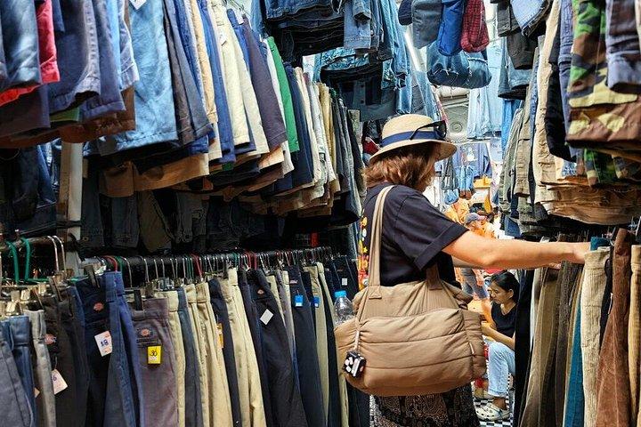 プロとチャトチャック市場でのバンコクヴィンテージ衣類狩り