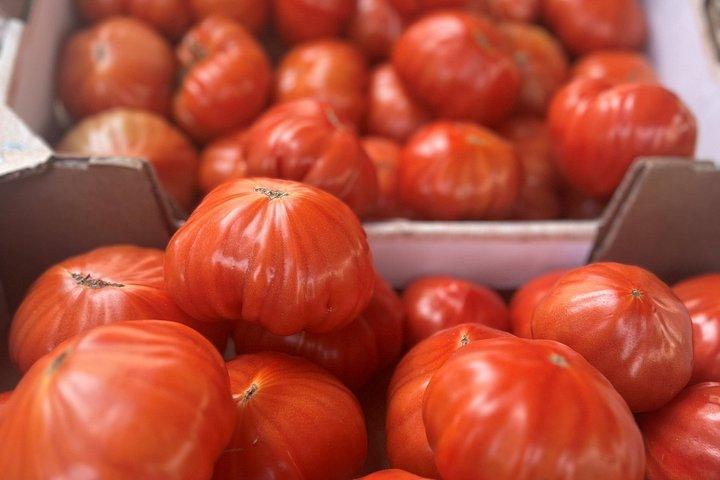 ニースのリベレーションマーケットで地元の味を味わうフードツアー