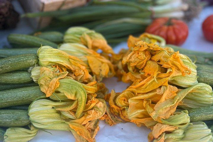 ニースのリベレーションマーケットで地元の味を味わうフードツアー