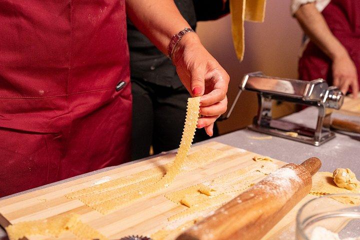 フィレンツェ：生パスタ＆ティラミス作り教室（ワイン飲み放題付き）