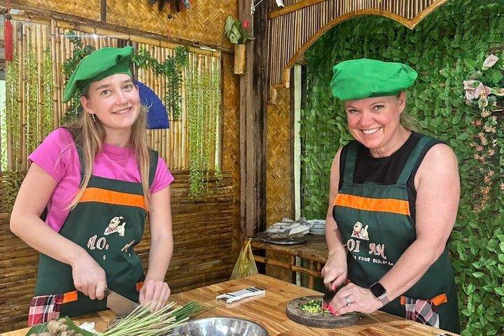Hoi An Riverside Cooking Class (lokal marknad, korgbåt, fiske)