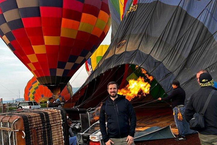 Hot Air Balloon Flight Teotihuacan + Pickup + Cave Breakfast