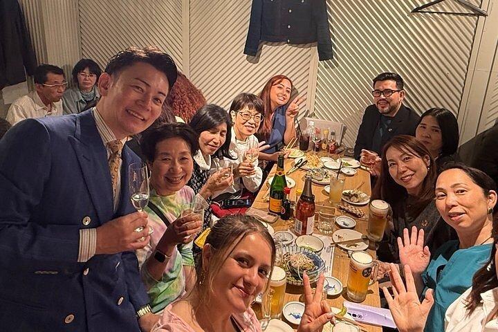 Tour de vida nocturna Ikebukuro Cyberpunk Neón y Showa-era Izakaya Hop